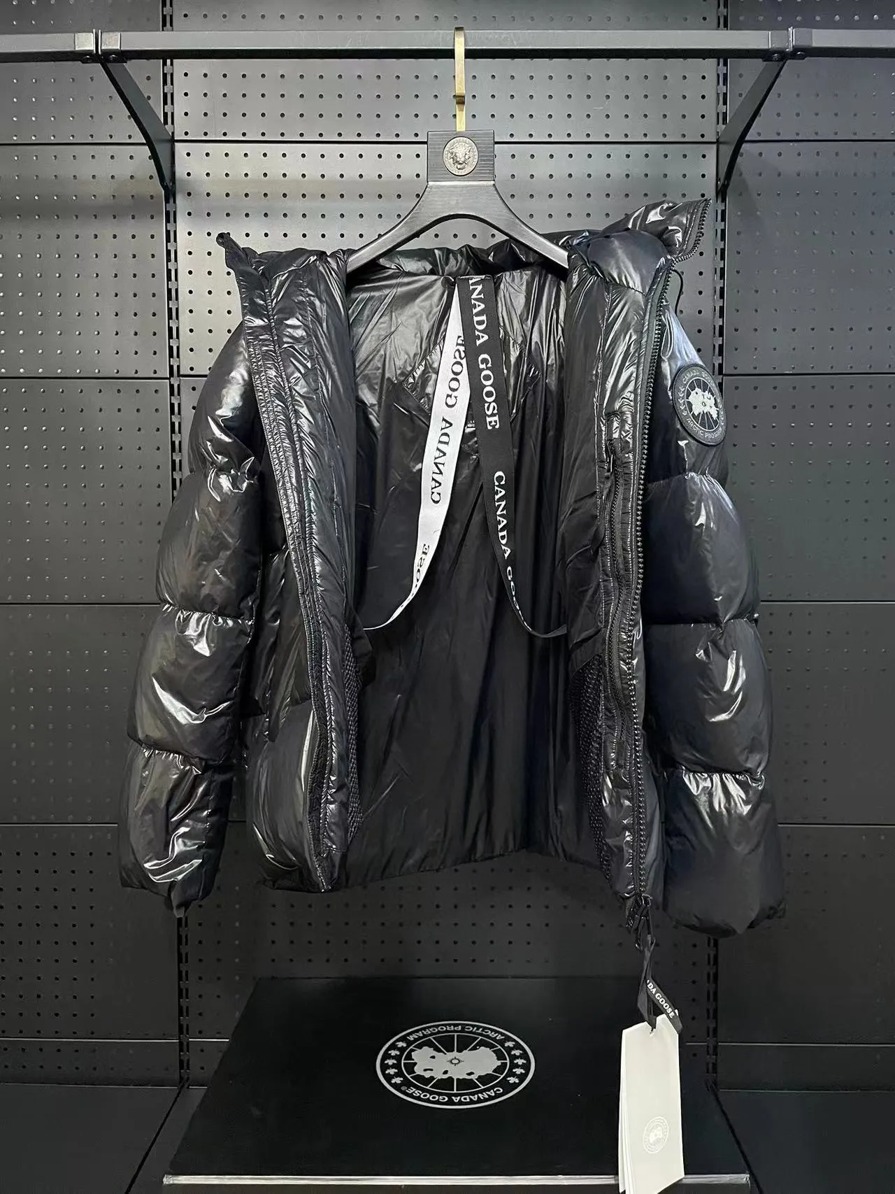 P780 Black Black Label Top Version 𝘾𝘼𝙉𝘼𝘿𝘼 𝙂𝙊𝙊𝙎𝙀/Canada Goose 2023 Limited New Crofton Puff Down Jacket Pure Guangzhou Inspection 95 White Duck Down Filling‼  Top version, ceiling level‼ Crofton soft bread, the latest style in 2023, has a cold protection effect of up to level 4. It is made of recycled Feather-Light tear-resistant fabric. It is ultra-light and has no weight on the upper body at all! The unique black label highlights your temperament‼  Canada Goose, a Canadian brand, has always been recognized as the warmest down jacket. Various Instagram celebrities, Internet celebrities, and celebrities often wear it for street photos. I do Canada Goose every year, but I still can’t get rid of my love for geese. No matter how cold the winter is, there is no need to be afraid, because there are geese! Filled with 80% white duck down, Canada Goose is the legendary warmest down jacket and is known as a must-have for Arctic outdoor sports! The most popular down jacket in the world, celebrities are rushing to buy it, it is a must-have! Same style for men and women Size: S-XXL